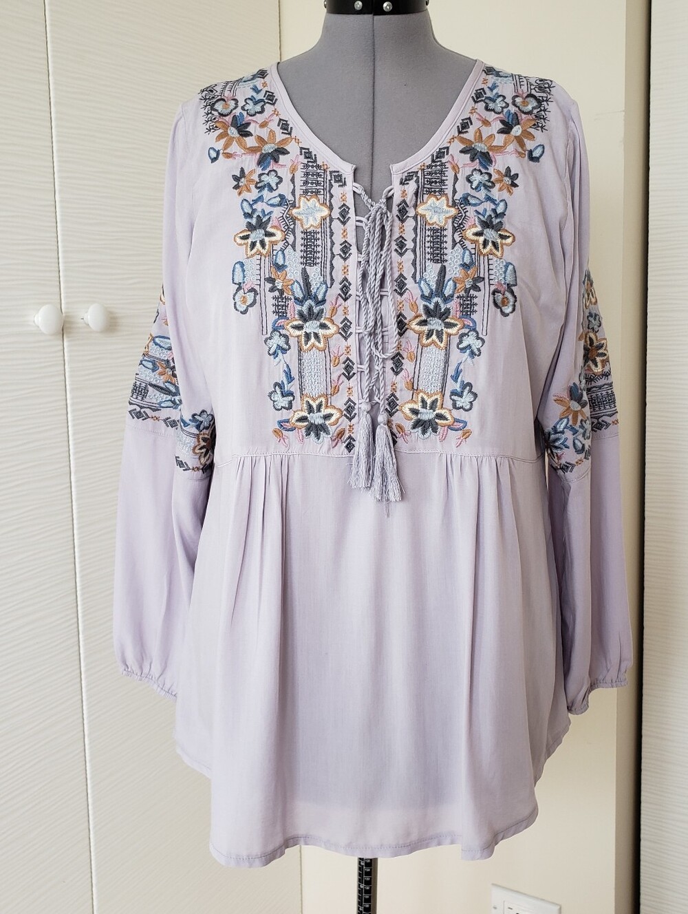 Solitaire Embroidered Lavender Peasant Blouse with Tassel Tie Sz.L New